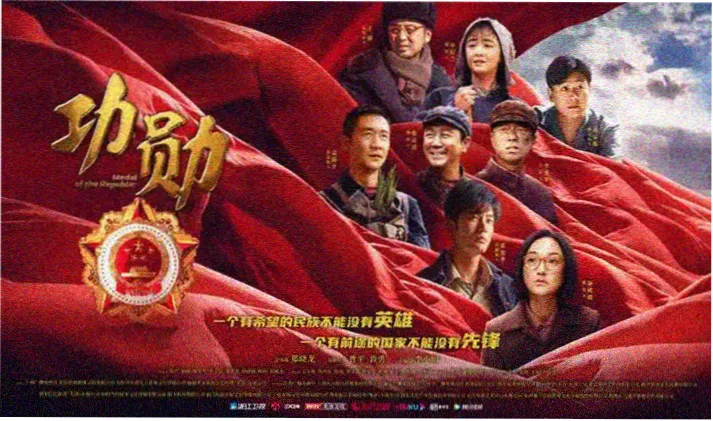 漫潮祭同人市集摊街俯视插画，摊位排成一条长巷